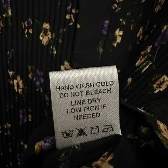 Everleigh Black Floral Blouse Size Large Tie Neck Pleated Ruffle Bottom NWT - Picture 6 of 6